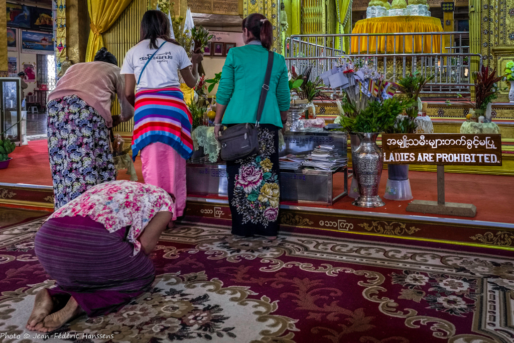<p>Temple en Birmanie. Une attention aux femmes.</p>
