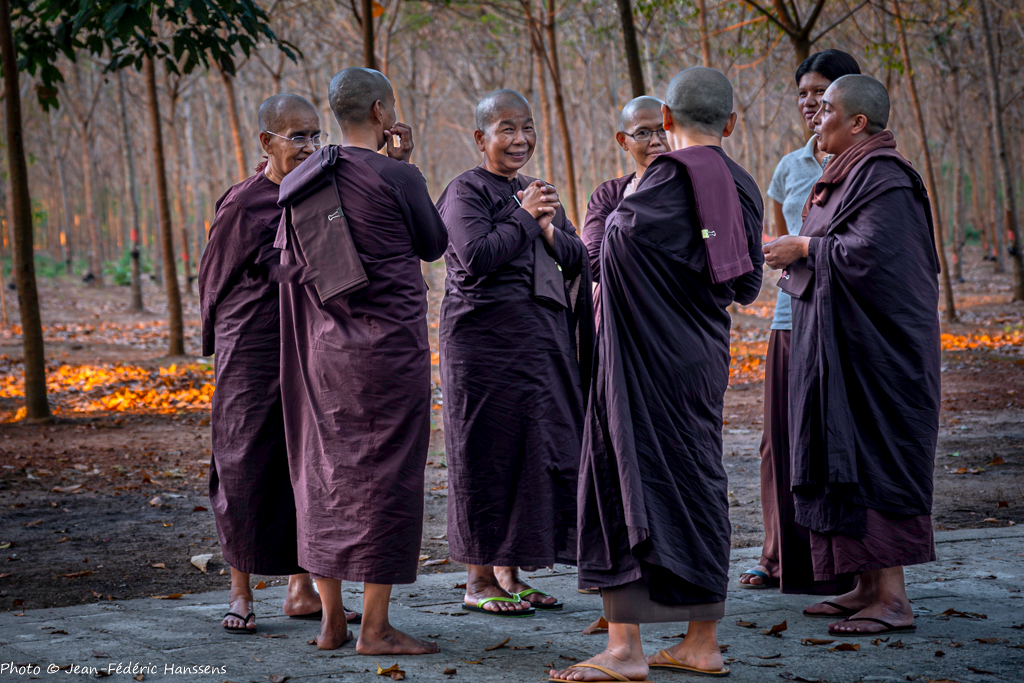 <p>Birmanie. Des moniales sur un chemin à la fin du jour.</p>