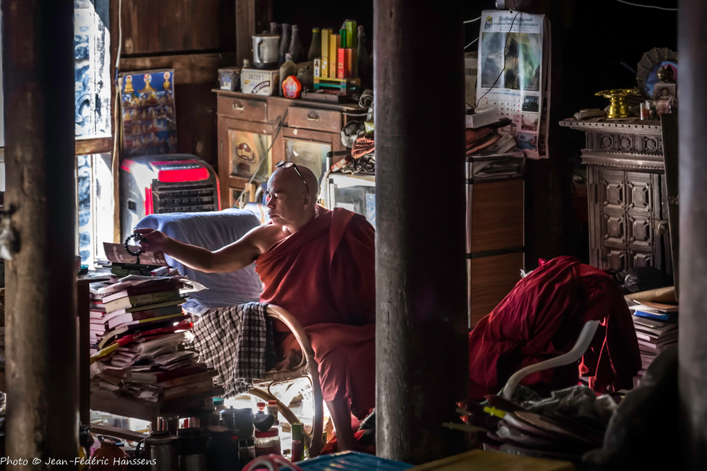 <p><strong>Birmanie, bibliothèque sur l'enseignement du Bouddhisme. <em>Photo @ Jean Frédéric Hanssens</em></strong></p>