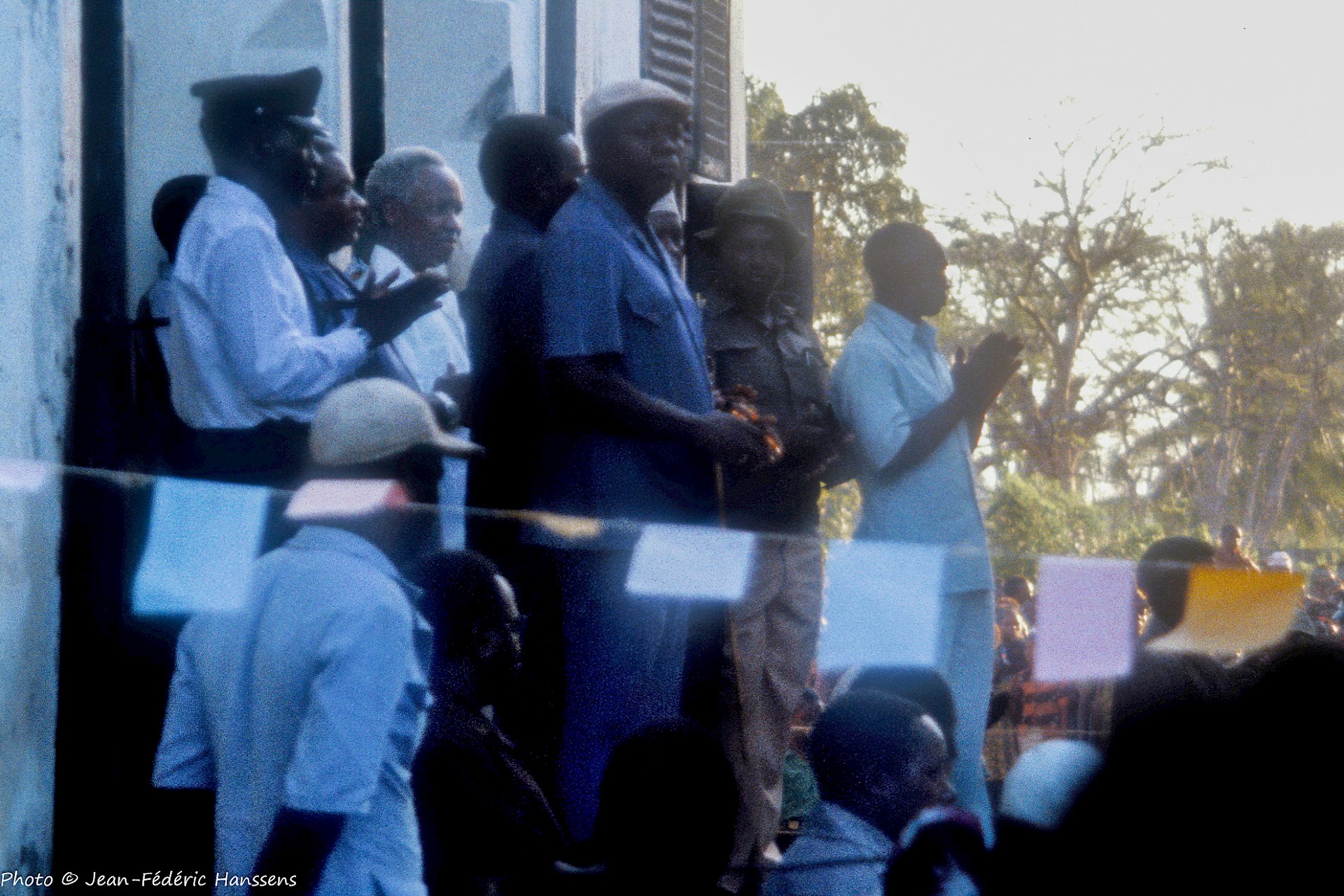 <p><em><strong>La seule photo que j'ai pu prendre à la sauvette de Nyerere avant d'être arrêté. L'homme avec ses checeux crolés blanc.</strong></em></p>