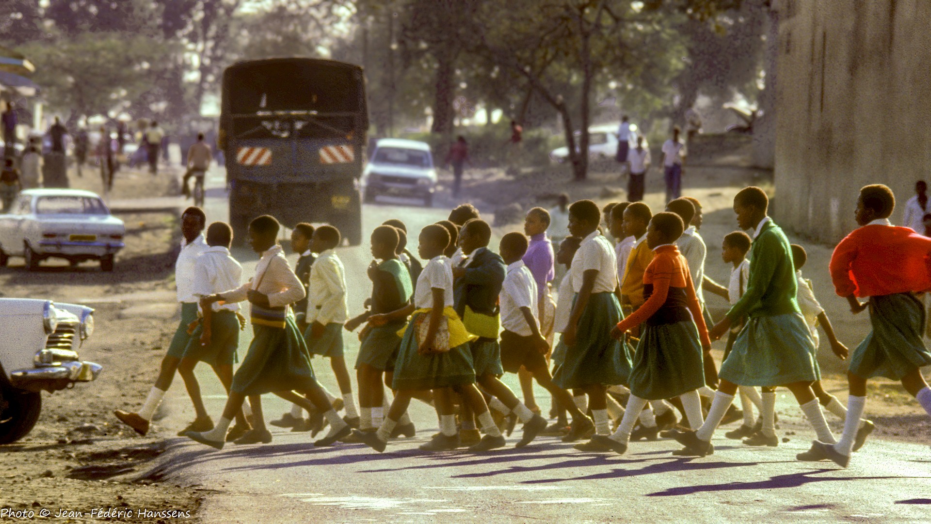 <p><em><strong>En 1980, les écolières et écoliers portaient encore l'uniforme. Une règle qui datait encore de la colonisation britanique.</strong></em></p>