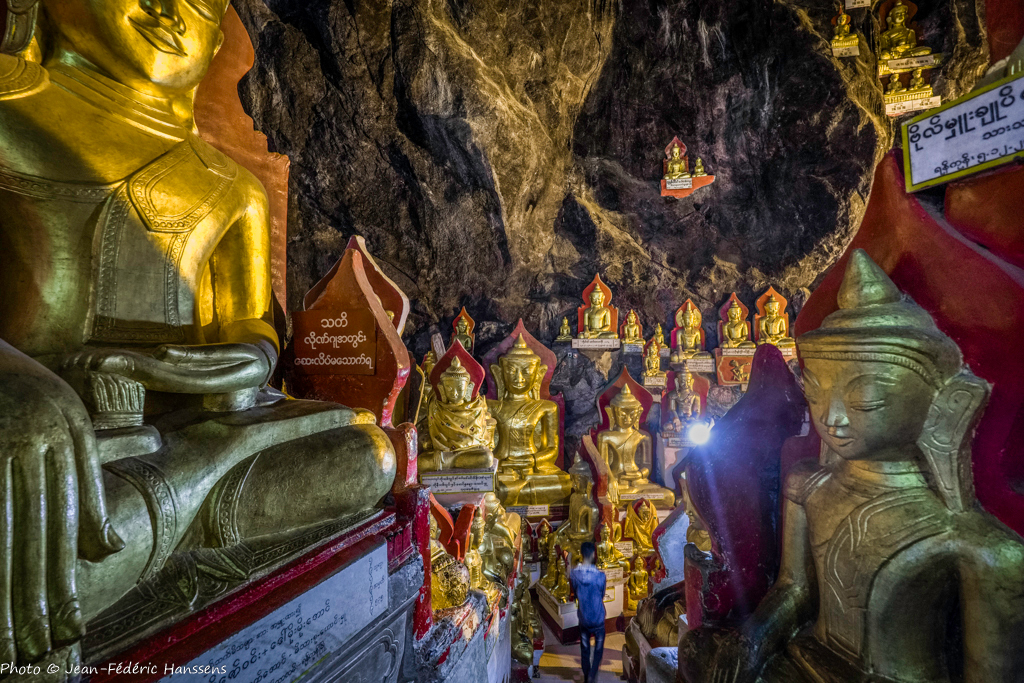 <p>Grottes dédiées à Bouddha en Birmanie</p>