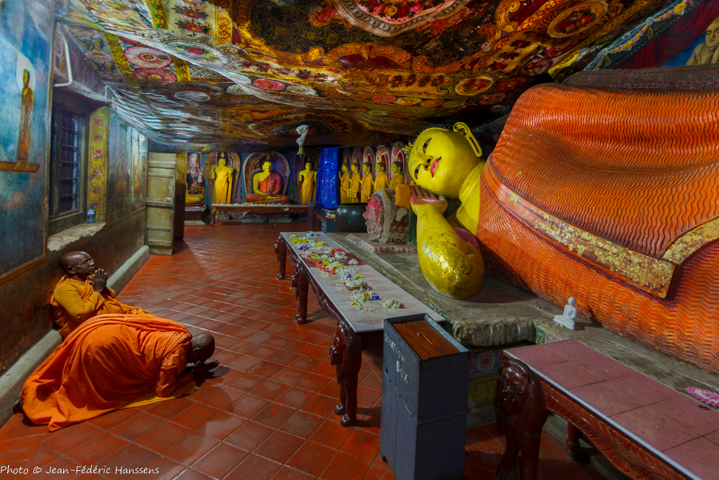 <p>Bouddha couché dans une grotte au Sri Lanka</p>