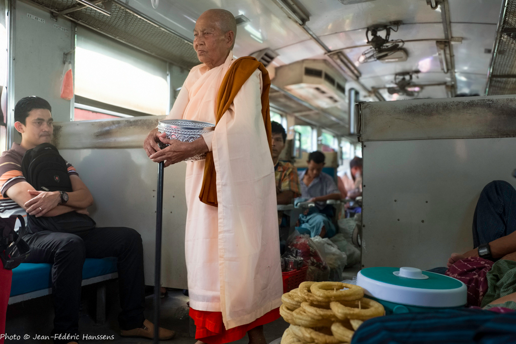 <p><strong>En Birmanie, une moniale dans un train.</strong></p>