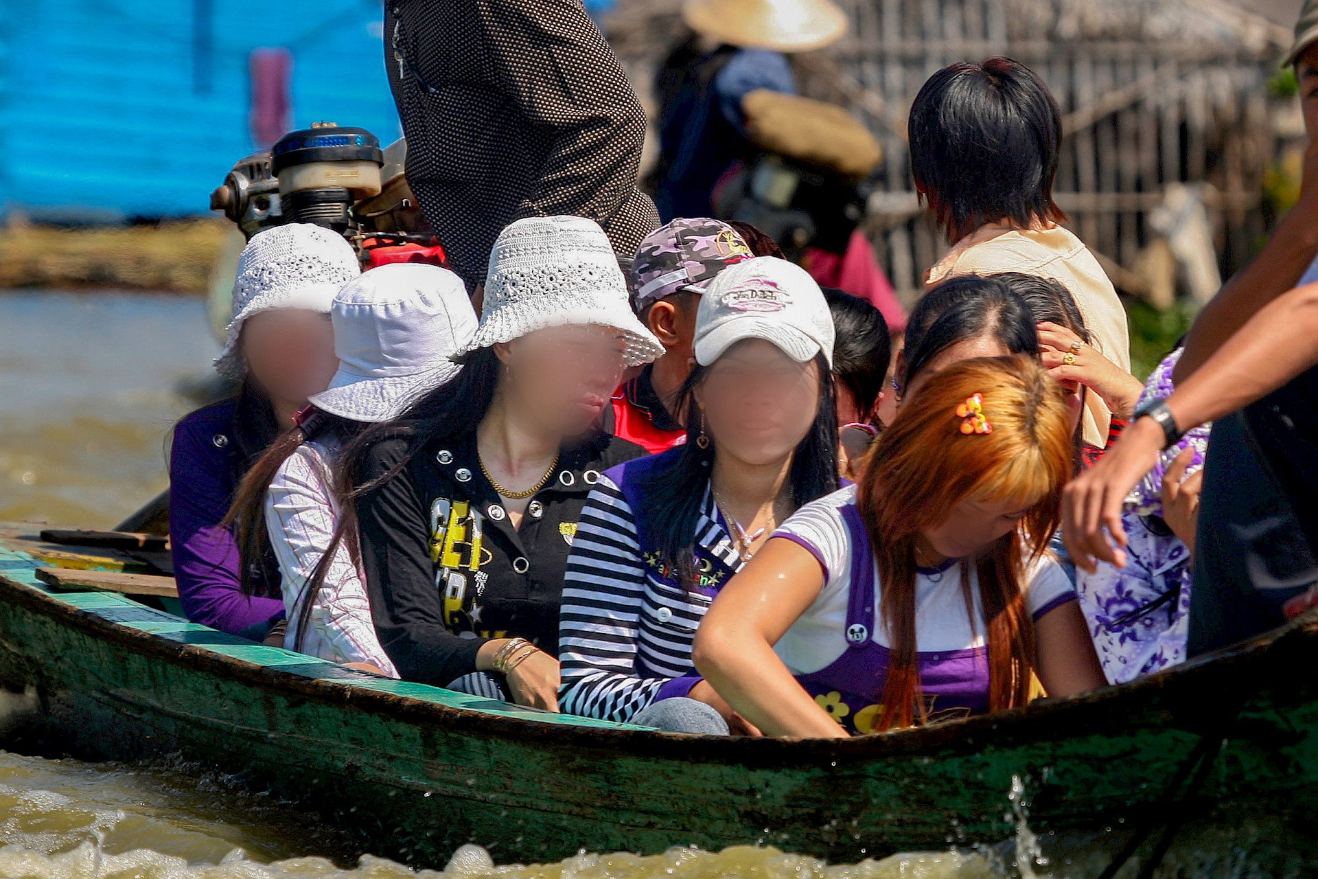 <p>Jeunes femmes cambodgiennes emmenées en bateau vers un bar flottant de Kompong Kleang Photo © Jean Frédéric Hanssens</p>